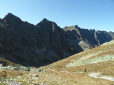 Widok z Wyniej Koprowej Przeczy na zachd: od lewej Hliska Turnia, Szczyrbski Szczyt i Hruby Wierch