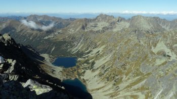 Widok z Koprowego Wierchu na Ciemnosmreczyskie Stawy i polskie Tatry Wysokie