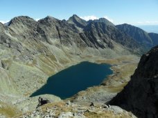 Widok z podejcia na Wielki Hiczowy Staw i sowackie Tatry Wysokie