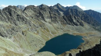 Widok z Koprowego Wierchu na Wielki Hiczowy Staw i sowackie Tatry Wysokie