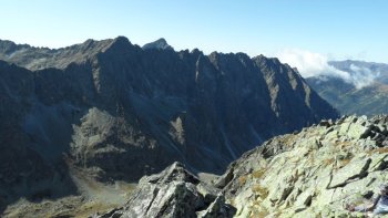 Widok z Koprowego Wierchu na potn Gra Hrubego, za ni wyania si Krywa