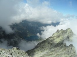 Widok z Rysw na Morskie Oko, Czarny Staw pod Rysami w chmurach