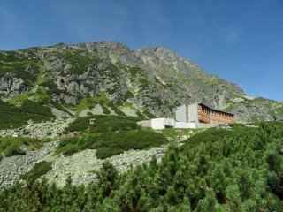 Odrestaurowany lski Dom - Schronisko Wielickie, w tle masyw Gerlacha