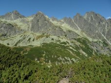 Widok z Doliny Starolenej na Ostry Szczyt, May Lodowy Szczyt i masyw Poredniej Grani