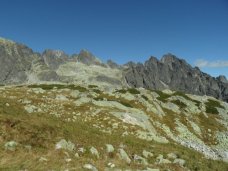 Widok spod Schroniska Zbjnickiego (Zbojnicka chata) w kierunku Czerwonej awki i masywu Poredniej Grani