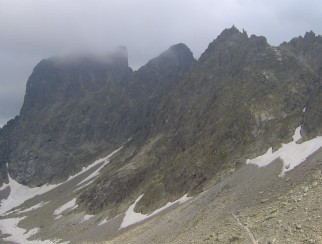 Widok w kierunku Pośredniej Grani z podejścia na Lodową Przełęcz