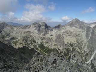 Widok ze Sawkowskiego Szczytu na grne pitro Doliny Starolenej i grujce nad ni Jaworowy Szczyt oraz May Lodowy Szczyt, a za nim Lodowy Szczyt