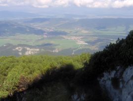 Widok na podnóże słowackich Tatr Zachodnich z podejścia na Siwy Wierch