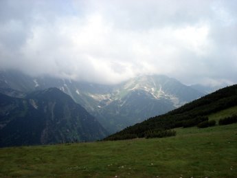Widok z Zabratowej Przełęczy — otoczenie Doliny Rohackiej we mgle