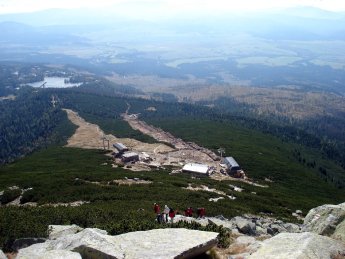 Schronisko na Solisku, grne stacje wycigw krzesekowych oraz Szczyrbskie Jezioro (Štrbsk Pleso) w dole