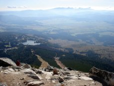 Widok ze Skrajnego Soliska na Szczyrbskie Jezioro (Štrbsk Pleso) i podne sowackich Tatr Wysokich