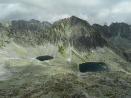 Widok spod przeczy (od strony Doliny Mynickiej) na Kolisty Staw i Capi Staw, oraz grujcy nad nimi Szczyrbski Szczyt i wyaniajcy si dalej Koprowy Wierch, Miguszowiecki Szczyt Wielki oraz Poredni Miguszowiecki Szczyt