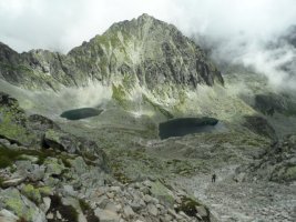 Widok z podejcia na Kolisty Staw i Capi Staw, oraz grujcy nad nimi Szczyrbski Szczyt