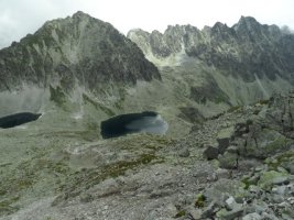 Widok spod przeczy na Kolisty Staw i Capi Staw, oraz grujcy nad nimi Szczyrbski Szczyt i na prawo od niego Gra Baszt