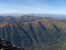 Widok z Krywania na Dolin Koprow w dole i Tatry Zachodnie, m.in. Czerwone Wierchy i Giewont