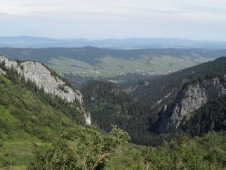 Widok z Szerokiej Doliny na podnóże Tatr Bielskich, a w oddali m.in. Pieniny i Gorce