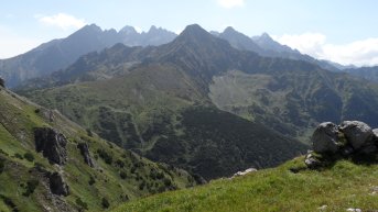 Panorama sowackich Tatr Wysokich, od omnicy po Lodowy Szczyt, na pierwszym planie Jagnicy Szczyt