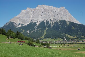 Widok na Zugspitze — najwyższy niemiecki szczyt, widziany od strony austriackiej