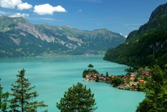 Miasteczko Iseltwald niedaleko Interlaken oraz malownicze jezioro Brienzer See