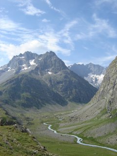 Rzeka Romanche malowniczo wijąca się wśród szczytów Alp Delfinackich