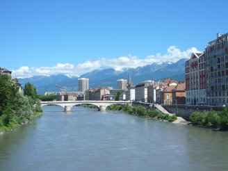 Grenoble i Alpy Delfinackie w tle