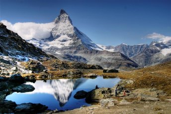 Widok na Matterhorn odbijajcy si w jeziorze Riffelsee, pooonym w pobliu stacji Rotenboden kolejki Gornergratbahn