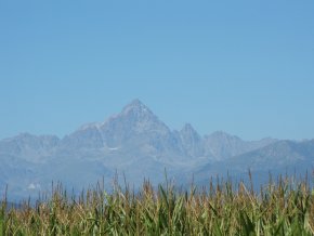 Charakterystyczny, wybijajcy si ponad otoczenie wierzchoek Monte Viso