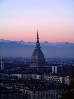 Mole Antonelliana (budowla ta powstaa jako synagoga, obecnie mieci muzeum) w Turynie (Torino) i Alpy Kotyjskie w tle