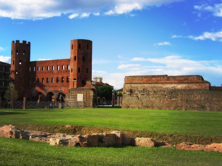 Wieże Palatyńskie, tworzące Bramę Palatyńską — jeden z najcenniejszych zabytków z czasów rzymskich w Turynie (Torino)