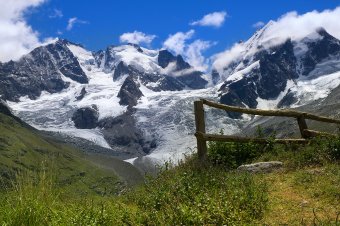 Charakterystyczny wierzchołek Piz Roseg po prawej stronie w chmurach, po lewej zaś Piz Bernina — najwyższy w Alpach Retyckich i całych Alpach Wschodnich