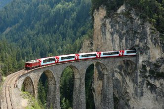 Glacier Express wyjedajcy z tunelu