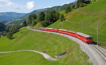 Pociąg Kolei Retyckiej (Rhätische Bahn) niedaleko Davos