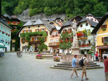 Urocze miasteczko Hallstatt u stp masywu Dachstein (1)