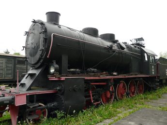 Jedna z lokomotyw w skansenie taboru kolejowego w Chabówce