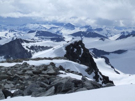 Widok z Galdhøpiggen na masyw Jotunheimen