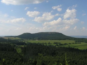 Widok z Fortu Karola na Szczeliniec May i Szczeliniec Wielki