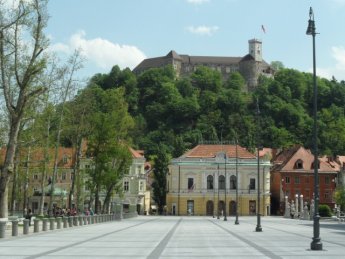 Kongresni trg - widok na Ljubljanski grad (zamek w Lublanie)