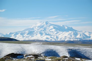 Charakterystyczny, podwójny wierzchołek najwyższego kaukaskiego szczytu, którym jest Elbrus