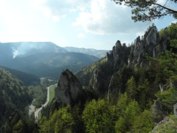 Widok na drog biegnc dnem Vrtnej doliny i jej otoczenie