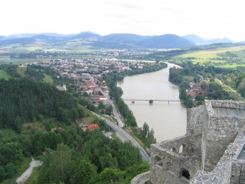 Widok z Zamku Strečno m.in. na miasteczko o tej samej nazwie i rzekę Wag