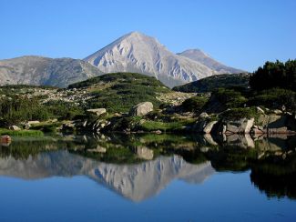 Widok na Wichren — najwyższy w górach Pirin, i jego odbicie w jeziorze