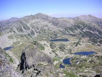 Widok z Vf. Judele na piękne jeziora polodowcowe, od lewej: Tău Portii, L. Bucura i górujący nad nim Vf. Peleaga, L. Florica, L. Viorica oraz L. Ana