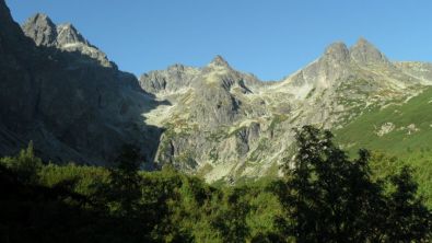 Pikne otoczenie Doliny Kiemarskiej: od lewej m.in. Durny Szczyt, May Durny Szczyt, Czarny Szczyt i Koowy Szczyt