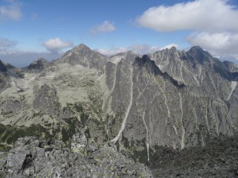 Widok ze Sawkowskiego Szczytu na Lodowy Szczyt, omnic i Poredni Gra