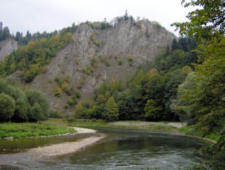 Sama Jedna — samotna turnia skalna grujca nad szlakiem niebieskim do Lenicy (Lesnica)