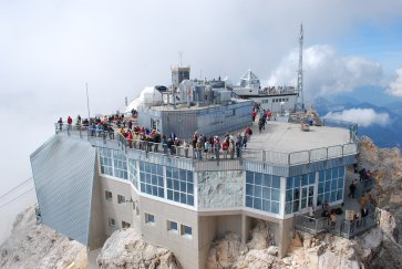 Szczyt Zugspitze z budynkiem mieszczcym m.in. stacj kolejki linowej, sklepy czy restauracje