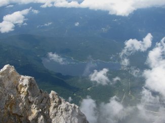 Widok z Zugspitze w kierunku jeziora Eibsee