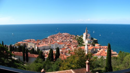 Widok na Piran i Adriatyk z murw miejskich