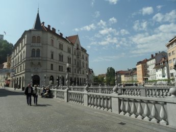 Charakterystyczny, potrjny most w Lublanie